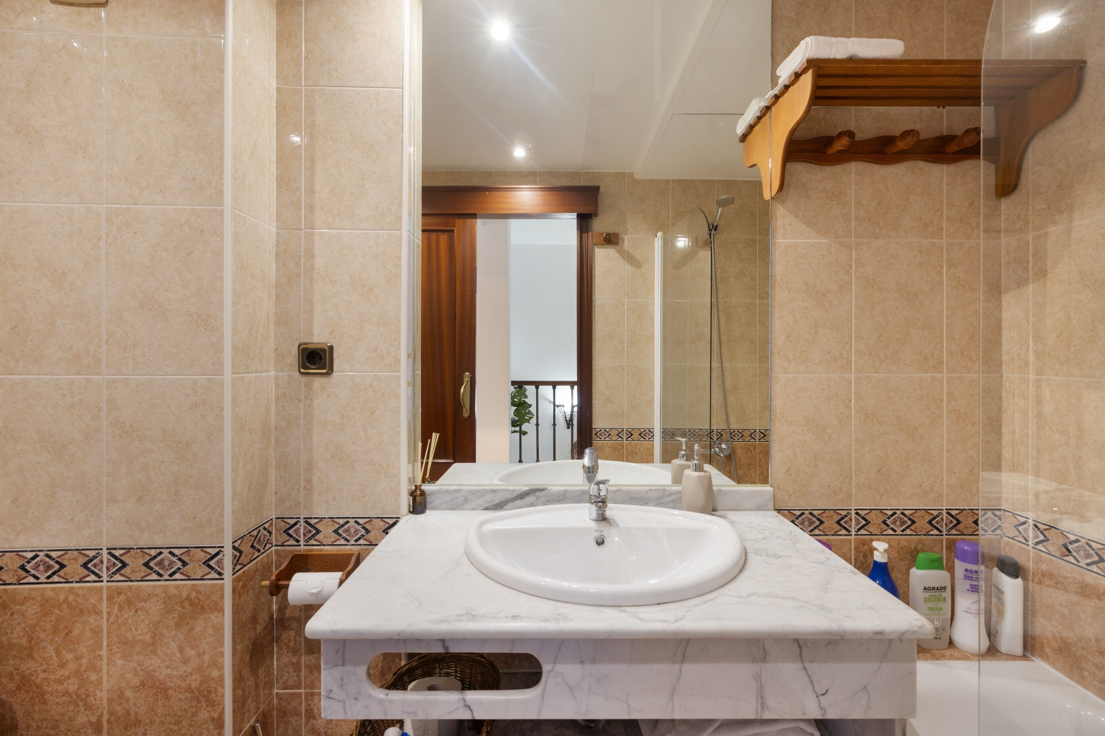 Shower, towels