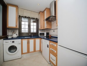 Private kitchen - Holiday Home 'Apartamento A 9 Min De Bajo De Guia' with Shared Terrace, Wi-Fi and Air Conditioning (Sanlúcar de Barrameda)