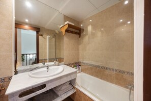 Shower, towels - Holiday Home 'Apartamento A 9 Min De Bajo De Guia' with Shared Terrace, Wi-Fi and Air Conditioning (Sanlúcar de Barrameda)
