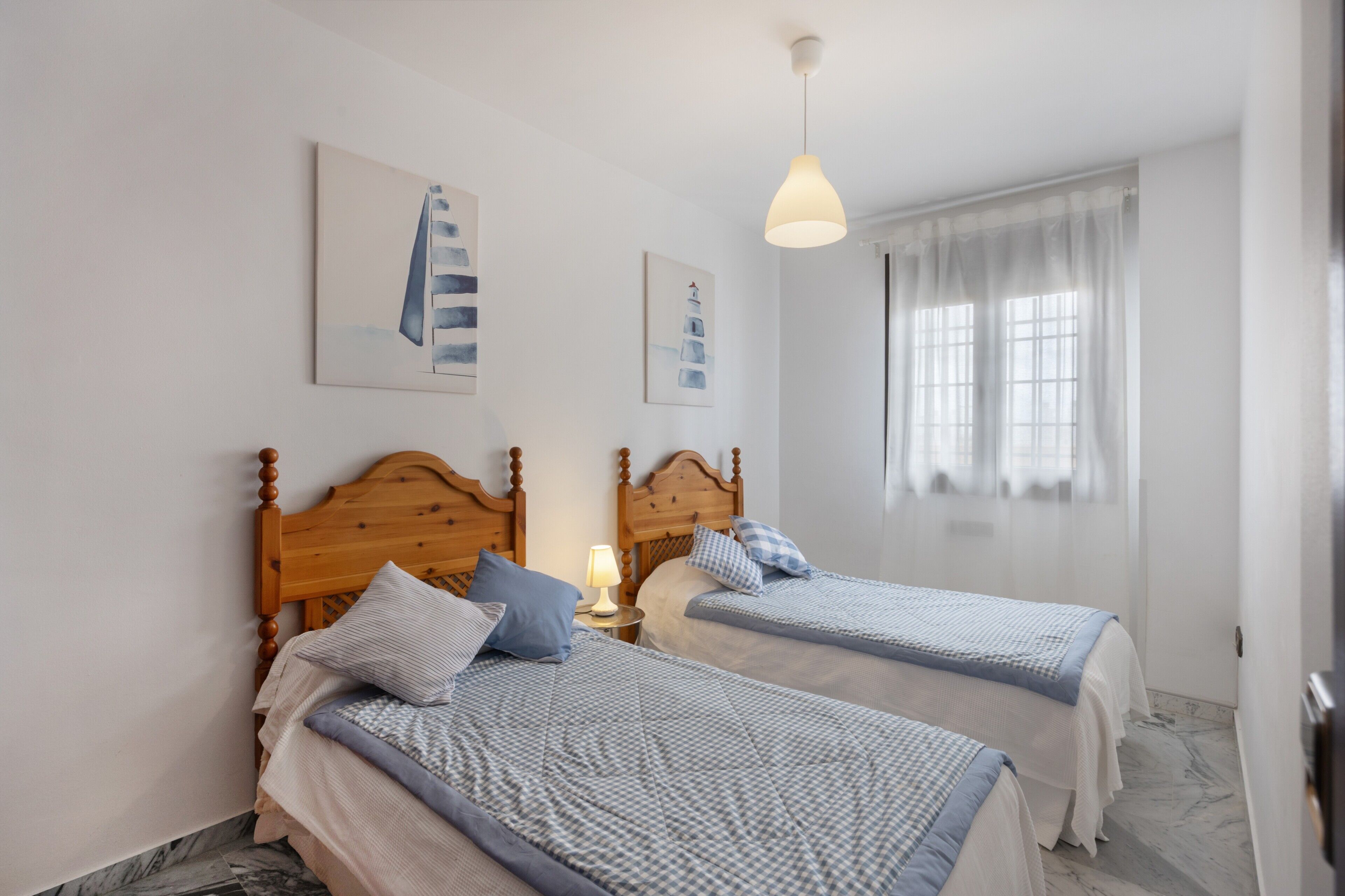 Tabla de planchar con plancha, wifi, ropa de cama