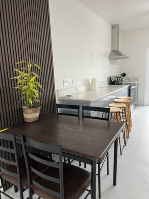 Dining - Spacious 4-bedroom , newly building in center of Hilo. (Hilo)