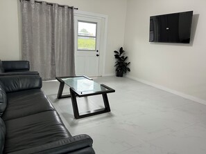 Living area - Spacious 4-bedroom , newly building in center of Hilo. (Hilo)