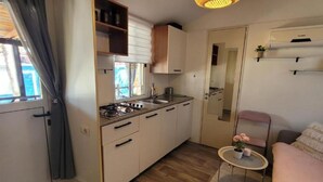Nhà di động (Two Bedroom Mobile Home) | Bếp nhỏ riêng