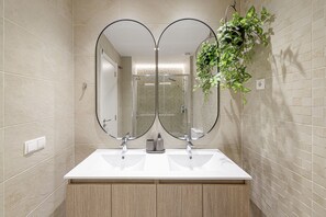 Shower, hair dryer, bidet, towels - Perchel - Holiday apartment Malaga City (Málaga)