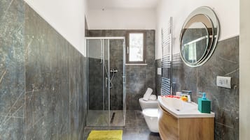 Standardzimmer, Mehrere Schlafzimmer (VillaMar Salento Room 2 With Pool) | Badezimmer