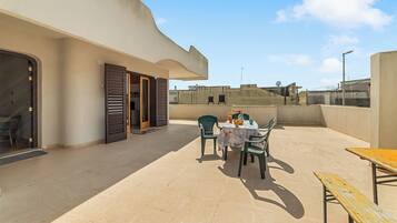 Standard-Haus, Mehrere Schlafzimmer, 2 Bäder (VillaMar Salento APT with Pool) | Speisen im Freien