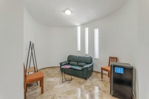 Standard Studio (VillaMar Salento Room 3 With Pool) | Living room | 21-inch flat-screen TV with digital channels - Tenuta Marrocco House (Cursi)