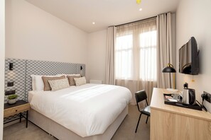 Minibar, desk, laptop workspace, blackout drapes - Joivy Royal Mile (Edinburgh)