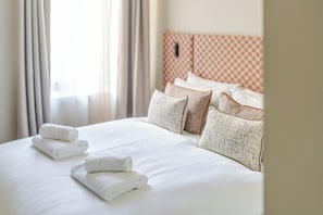 City Double Room, City View | Minibar, desk, laptop workspace, blackout drapes - Joivy Royal Mile (Edinburgh)