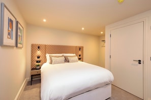 Design Double Room, City View | Minibar, desk, laptop workspace, blackout drapes - Joivy Royal Mile (Edinburgh)