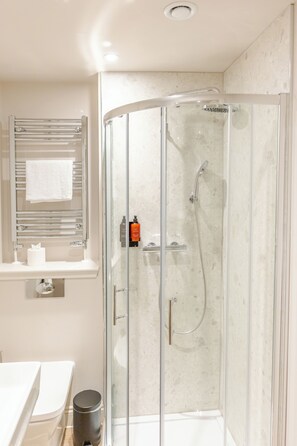 Shower, free toiletries, towels, soap - Joivy Royal Mile (Edinburgh)
