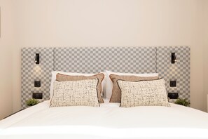 Minibar, desk, laptop workspace, blackout curtains - Joivy Royal Mile (Edinburgh)