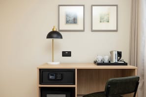 Comfort Double Room, City View | Bar mini, meja, ruang kerja komputer riba, langsir/tirai gelap terus 