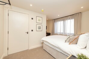 Comfort Double Room, City View | Minibar, desk, laptop workspace, blackout curtains - Joivy Royal Mile (Edinburgh)