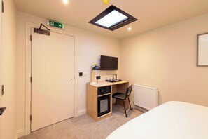 Design Double Room, City View | Minibar, desk, laptop workspace, blackout curtains - Joivy Royal Mile (Edinburgh)