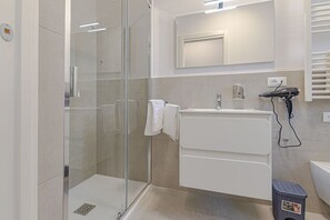 Shower, bidet, towels - Homiday - Albatros 2, Two Bedroom Apartment on the Ground Floor (Alba Adriatica)