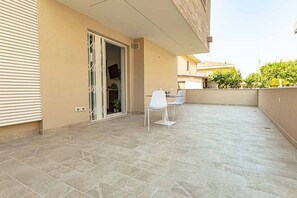 Outdoor dining - Homiday - Albatros 2, Two Bedroom Apartment on the Ground Floor (Alba Adriatica)