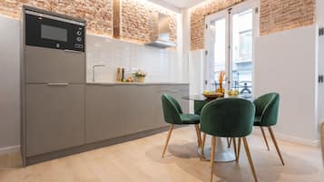 Appartement Panoramique | Cuisine privée | Réfrigérateur, micro-ondes, plaque de cuisson, grille-pain