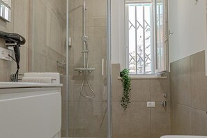 Dusche, Bidet, Handtücher, Toilettenpapier