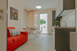 TV - Homiday - Albatros 4, Two Bedroom Apartment on the Ground Floor (Alba Adriatica)