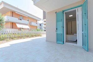 Exterior - Homiday - Albatros 5, Two Bedroom Apartment on the Ground Floor (Alba Adriatica)