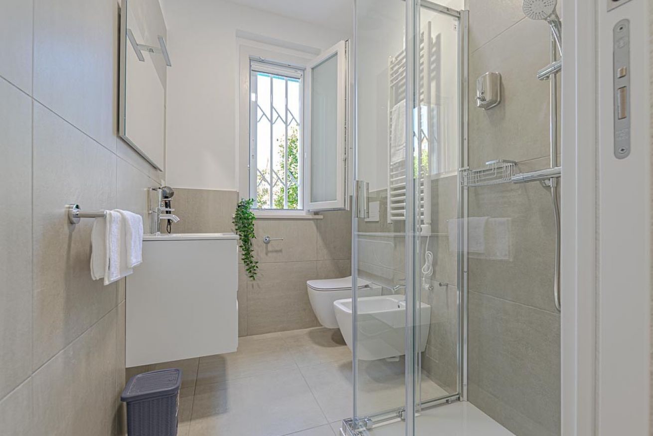 Shower, bidet, towels, toilet paper