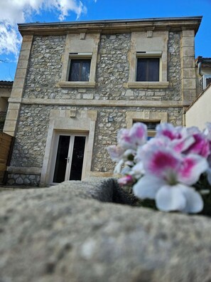 Exterior detail - Mas Lou Calèu (Noves)