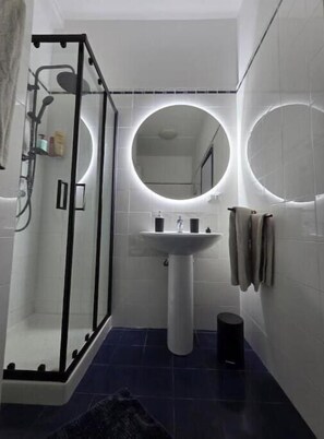 Shower - Dream apartment by the sea with panoramic terrace in Castro (Castro)
