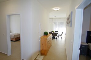 3 soverom, safe på rommet, strykejern/-brett og reiseseng for barn