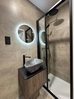 Apartment | Bathroom | Shower, hair dryer, towels, toilet paper