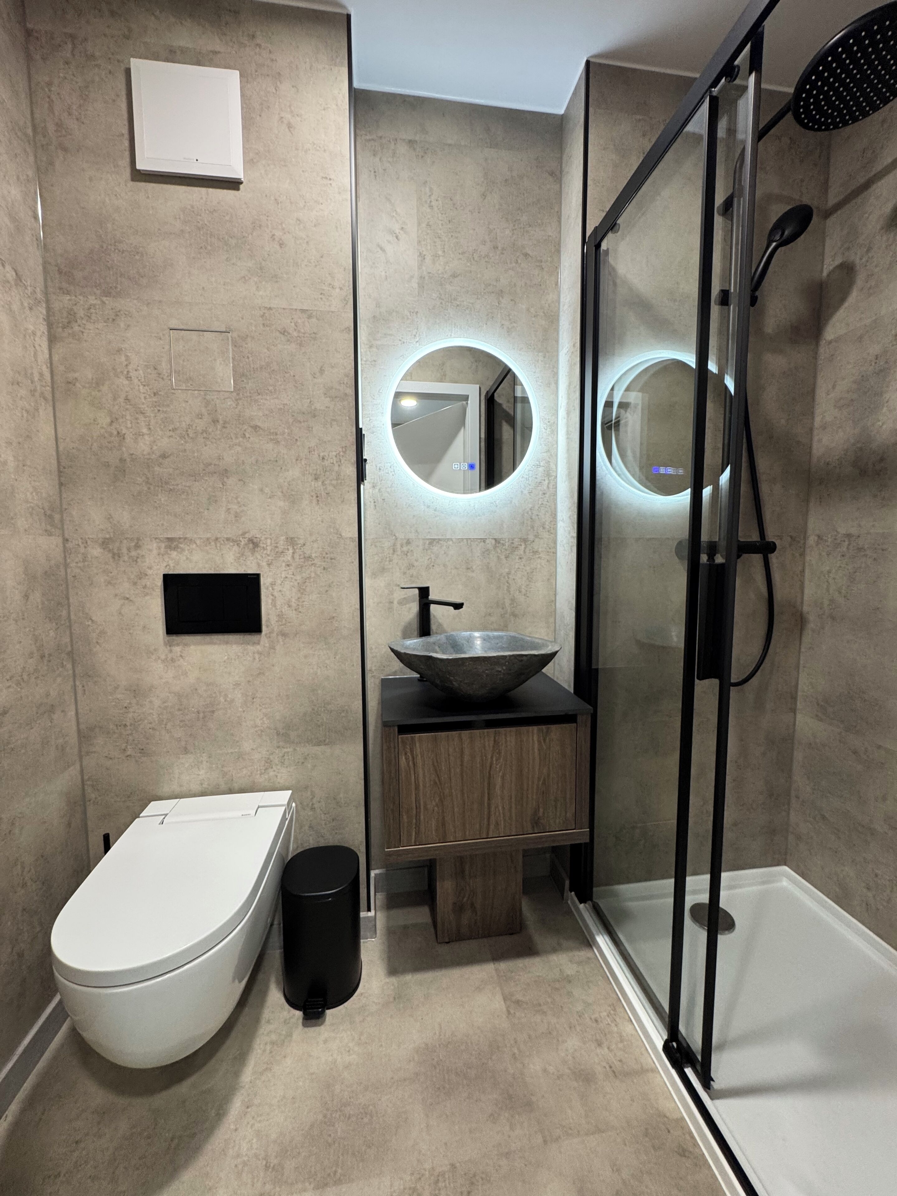 Apartment | Bathroom | Shower, hair dryer, towels, toilet paper