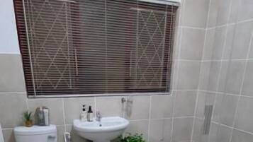 Kamar Single, pemandangan kebun | Kamar mandi
