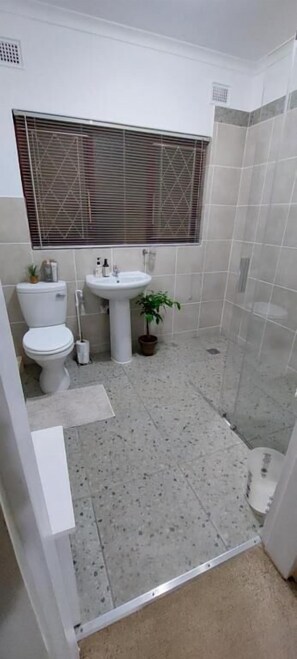 Bathroom - King's Hill Guest House (Hilton)
