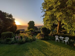 Outdoor dining - King's Hill Guest House (Hilton)