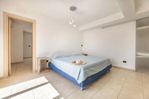 Room - Two-bedroom, two-bathroom penthouse in Gallipoli CVG37 (Gallipoli)