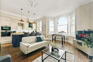TV, fireplace, table football, offices - Seafront Duplex Worthing Beach - Sea Views 8 Guests (Worthing)