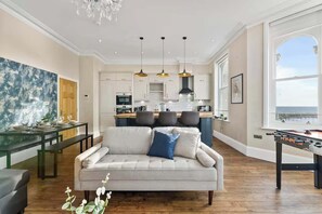 TV, fireplace, table football, offices - Seafront Duplex Worthing Beach - Sea Views 8 Guests (Worthing)
