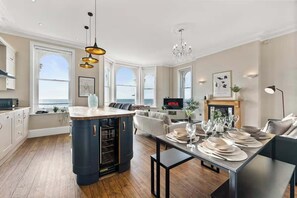 Dining - Seafront Duplex Worthing Beach - Sea Views 8 Guests (Worthing)