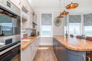 Fridge, microwave, oven, stovetop - Seafront Duplex Worthing Beach - Sea Views 8 Guests (Worthing)