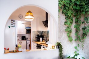 Frigorifero, microonde, forno, piano cottura