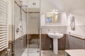 Shower, hair dryer, towels - Duke Room in Pietra Ligure Castle (Pietra Ligure)