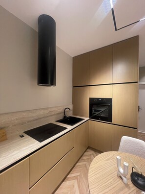 Superior-Apartment, Balkon, Stadtblick | Eigene Küche | Mini-Kühlschrank, Mikrowelle, Ofen, Herdplatte
