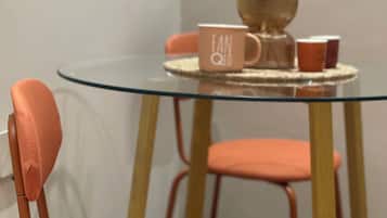 Studio tiện nghi đơn giản, quang cảnh thành phố | Khu ăn uống
