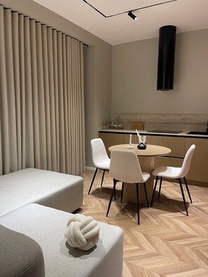 Superior appartement, balkon, uitzicht op de stad | Interieur