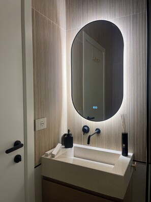 Superior-Apartment, Balkon, Stadtblick | Badezimmer | Dusche, Haartrockner, Handtücher, Seife