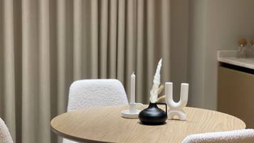 Superior-Apartment, Balkon, Stadtblick | Speisen