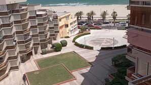 A residential area with a beach view, a central courtyard, and a parking area. - Mar Playa y Sol (Canet-en-Roussillon)