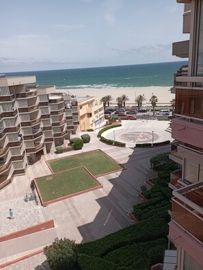 A residential area with a beach view, a central courtyard, and a parking area. - Mar Playa y Sol (Canet-en-Roussillon)