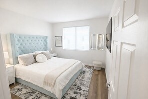 Room - Luxury Venice Beach Loft , 3BR Walk to Beach + Pool + Gym (Los Angeles)