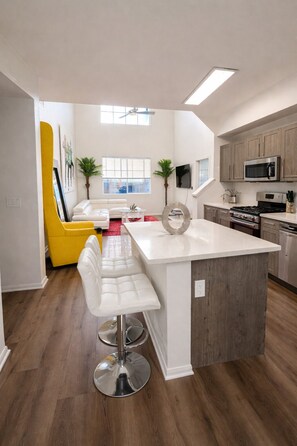 Interior - Luxury Venice Beach Loft , 3BR Walk to Beach + Pool + Gym (Los Angeles)
